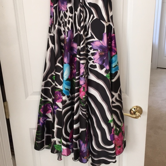 Cache zebra and floral gown - Picture 4 of 7